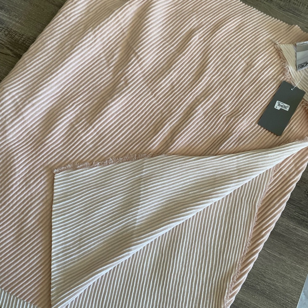 Soft, long and wide scarf/shall